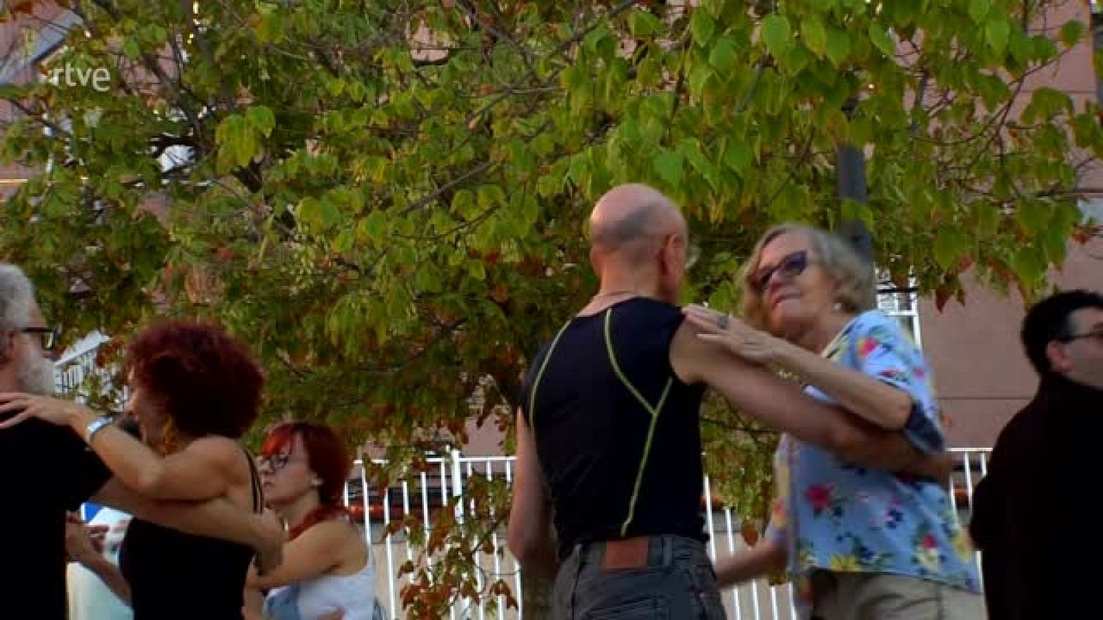 Clase de swing comunitaria con vecinos del barrio