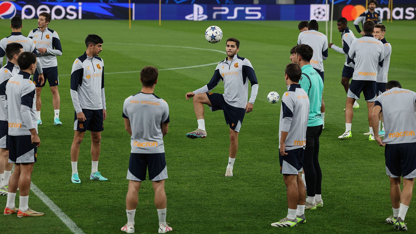 Champions | La Real Sociedad, a afianzarse como líder de grupo D | Ver