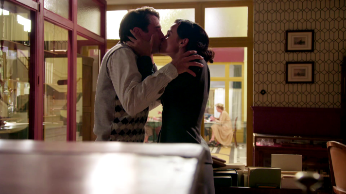 Salón de té La Moderna - Teresa besa a Miguel en la librería