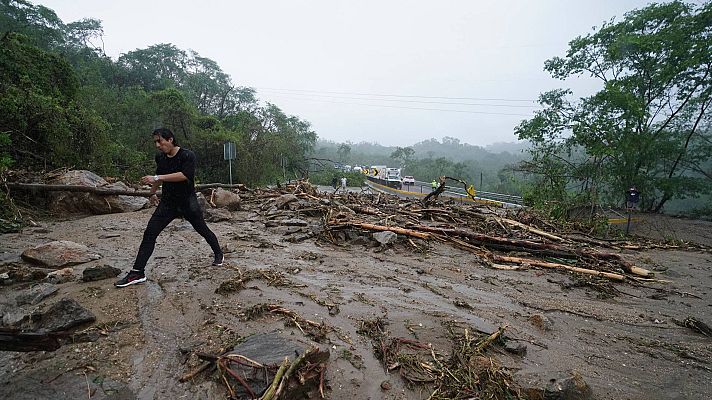 Telediario 1 - Otis toca tierra en Acapulco como huracán de categoría 5