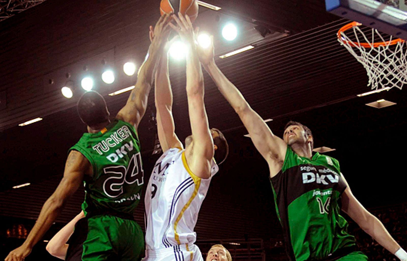 El gran partido de Sergio Llull y Marko Jaric ha aupado al Real Madrid a las semifinales de la Copa del Rey, al derrotar 90-82 al Joventut.