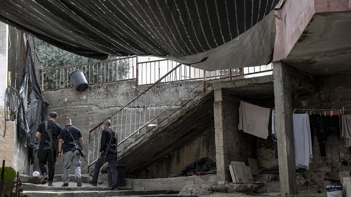 Telediario 1 - Israel expulsa a Cisjordania a centenares de trabajadores gazatíes a los que la guerra les pilló fuera de Gaza