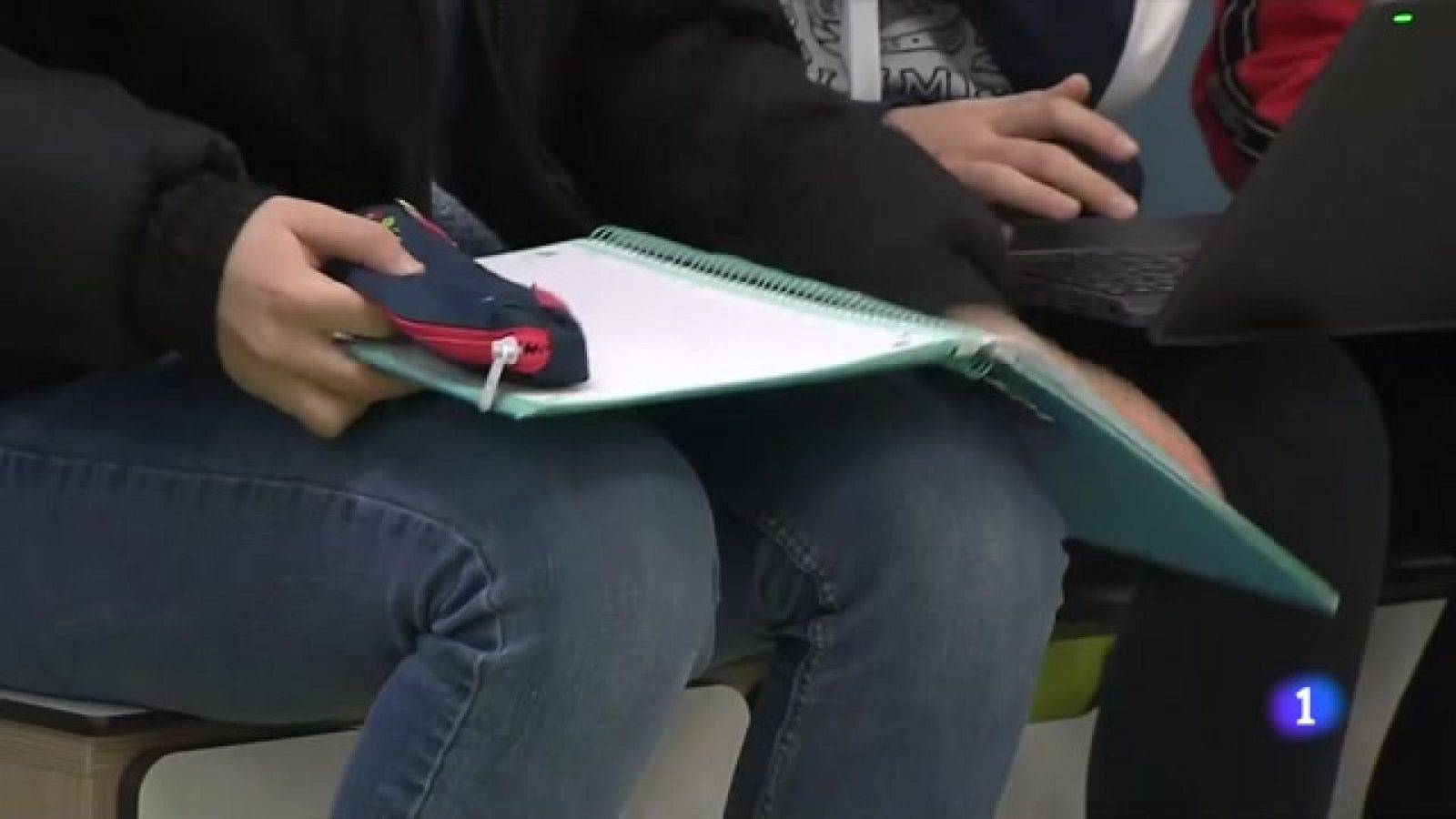 Alerta entre els instituts barcelonins per un xat de pornografia