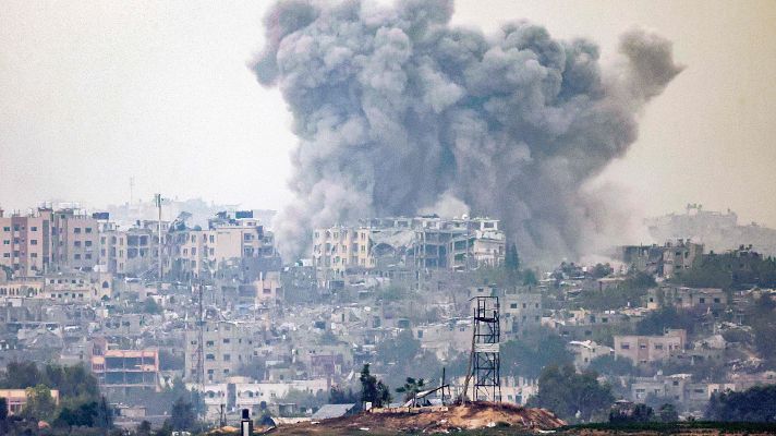 Telediario 2 - Israel anuncia que intensifica sus ataques terrestres sobre Gaza, que está incomunicada