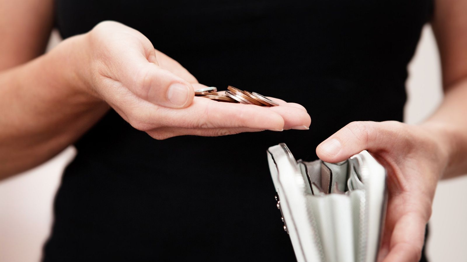 Muchos españoles reconocen que no llegan a final de mes y que, por tanto, ven muy difícil poder ahorrar. Esto afecta, sobre todo, a los jóvenes.