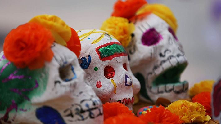 Telediario 1 - Día de los muertos: rituales y altares para conmemorar a los familiares fallecidos