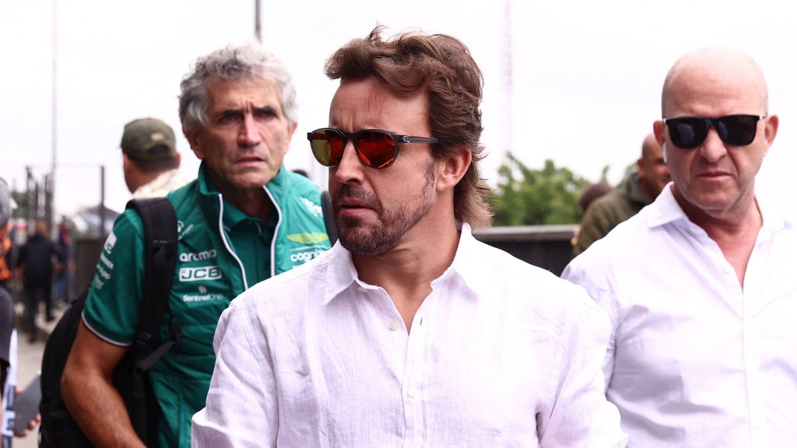 Fernando Alonso, molesto con los rumores de su salida de Aston Martin a Red Bull: "Juegan con nosotros" -- Ver ahora