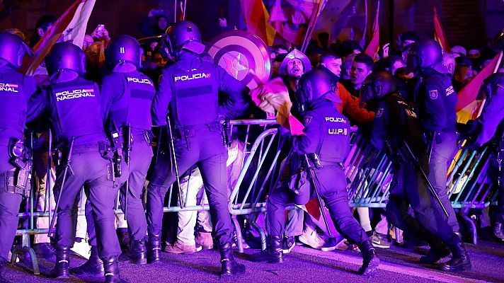 Modo Digital - Agentes de la Policía Nacional intervienen durante la concentración contra la amnistía en Ferraz