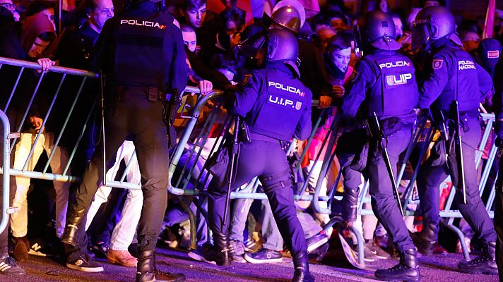 Telediario 1 - El Gobierno tilda la protesta en Ferraz de "ataque a la democracia" y PP y Vox critican las cargas policiales