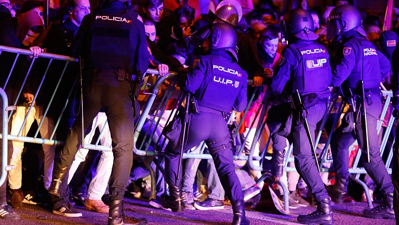 El Gobierno tilda la protesta en Ferraz de "ataque a la democracia" y PP y Vox critican las cargas policiales