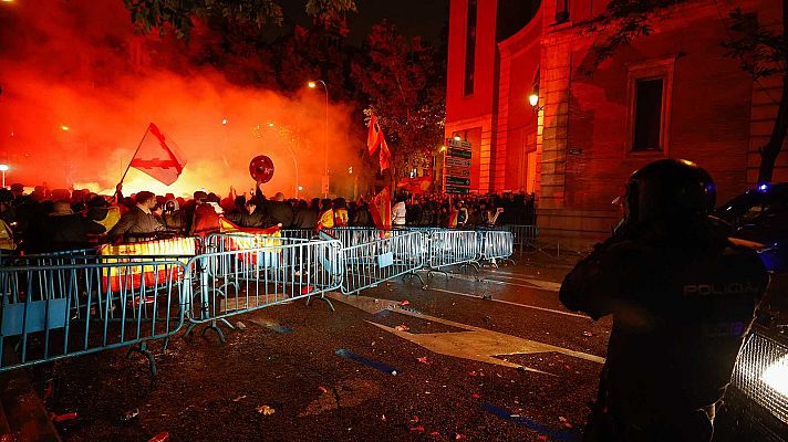Telediario Fin de Semana - Lanzamiento de petardos y botellas a la Policía en la octava noche de protestas en la sede del PSOE en Madrid