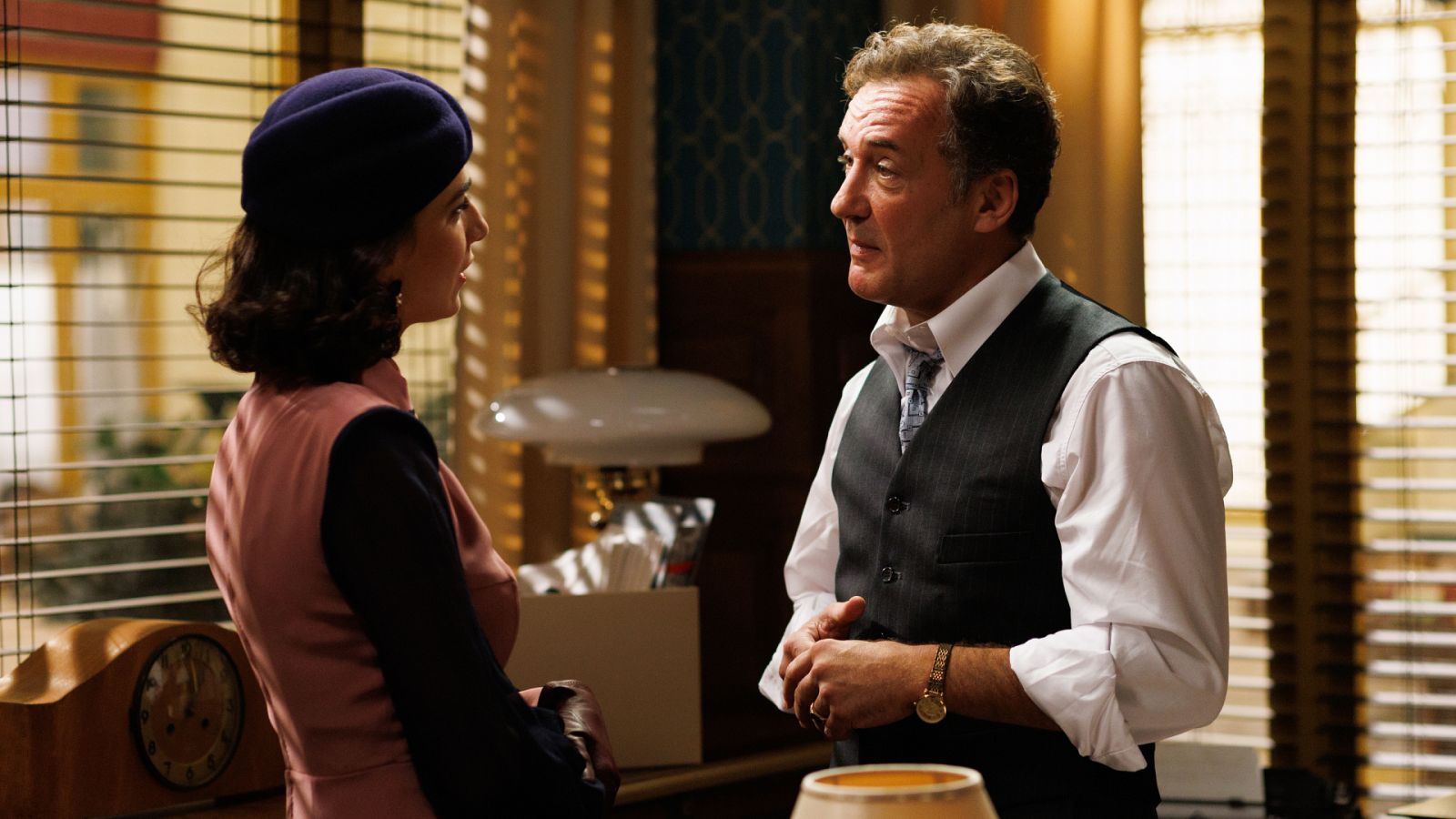 Don Jaime descubre que Carla ha estado robándole