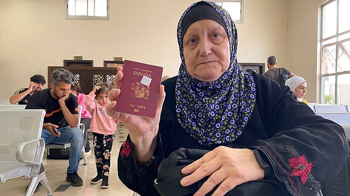 Telediario 1 - Un primer grupo de 40 españoles atrapados en Gaza cruza el paso de Ráfah