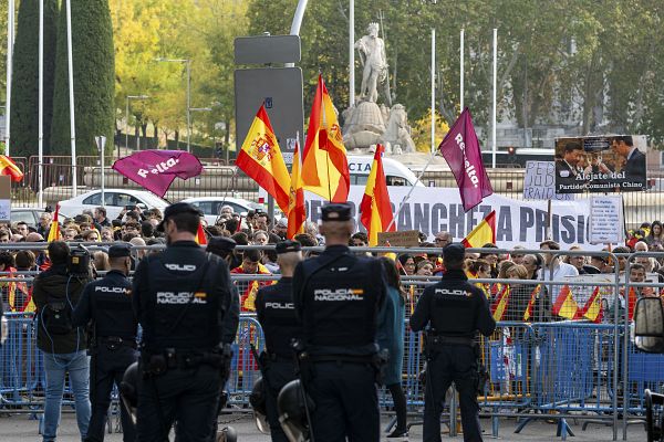 Telediario 1 - Unas 500 personas protestan ante un Congreso vigilado por 1.600 policías