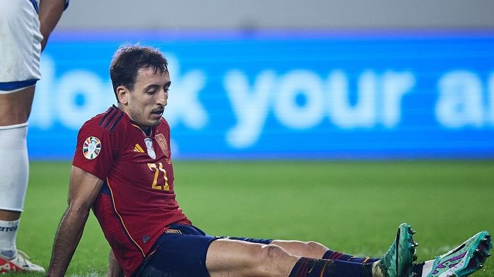 Fútbol - Oyarzabal sufrió una lesión muscular en esta jugada del Chipre - España y tiene que abandonar la convocatoria