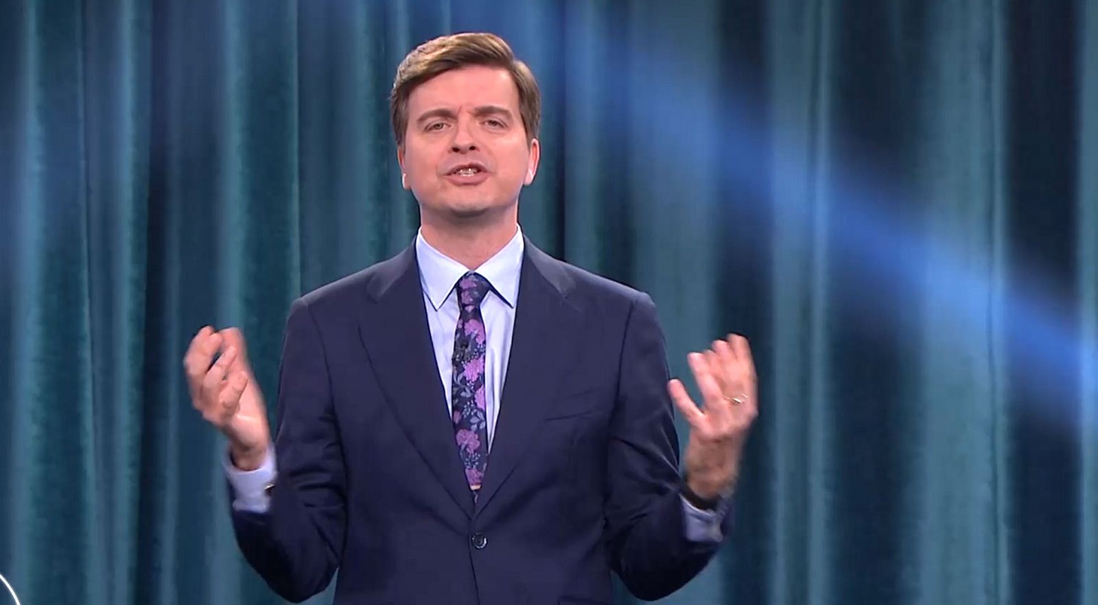 Marc Giró enseñando cómo detectar a un pijo en el comienzo de su programa