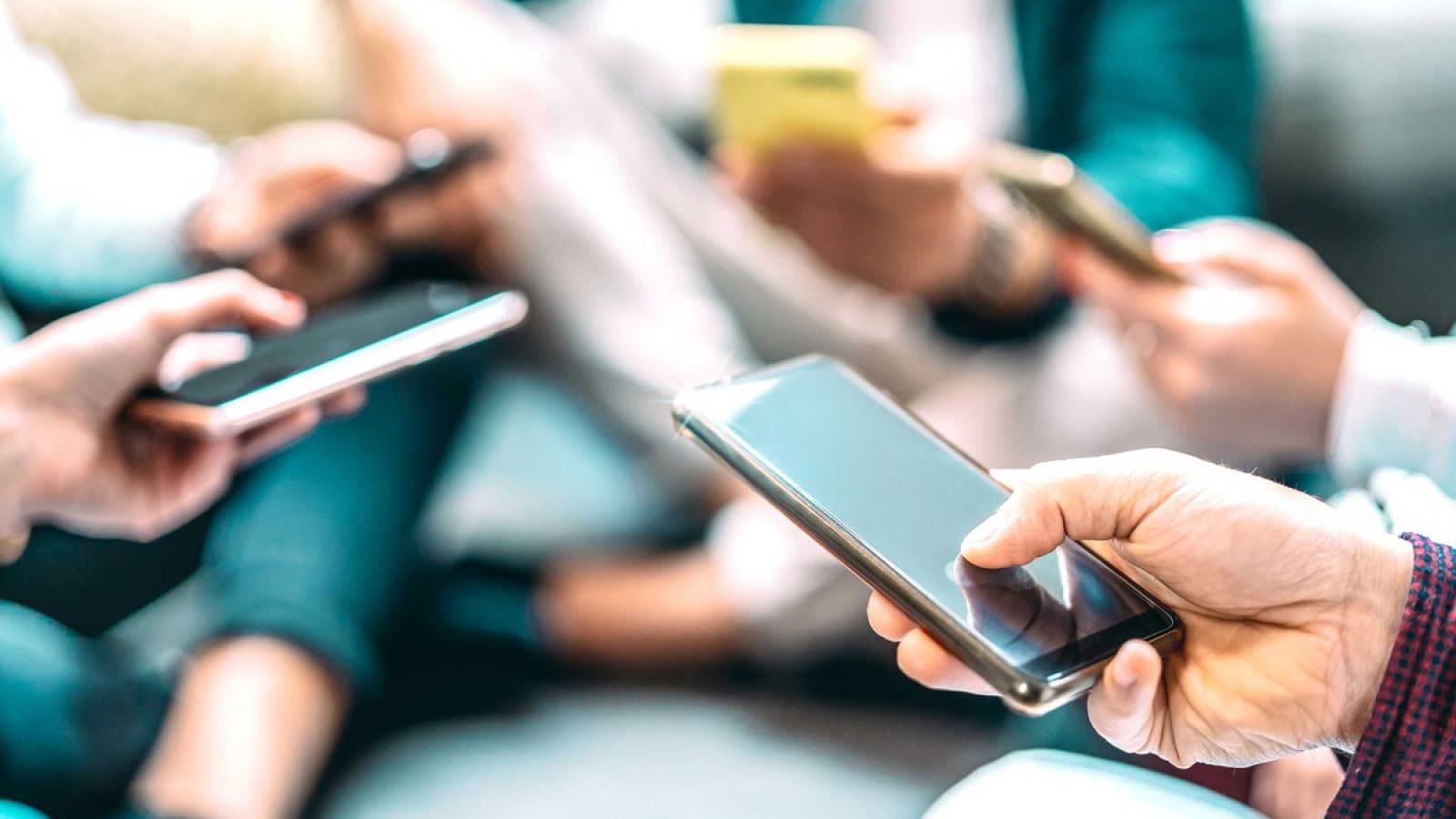 Las aplicaciones para ligar por Internet pierden tirón | Ver