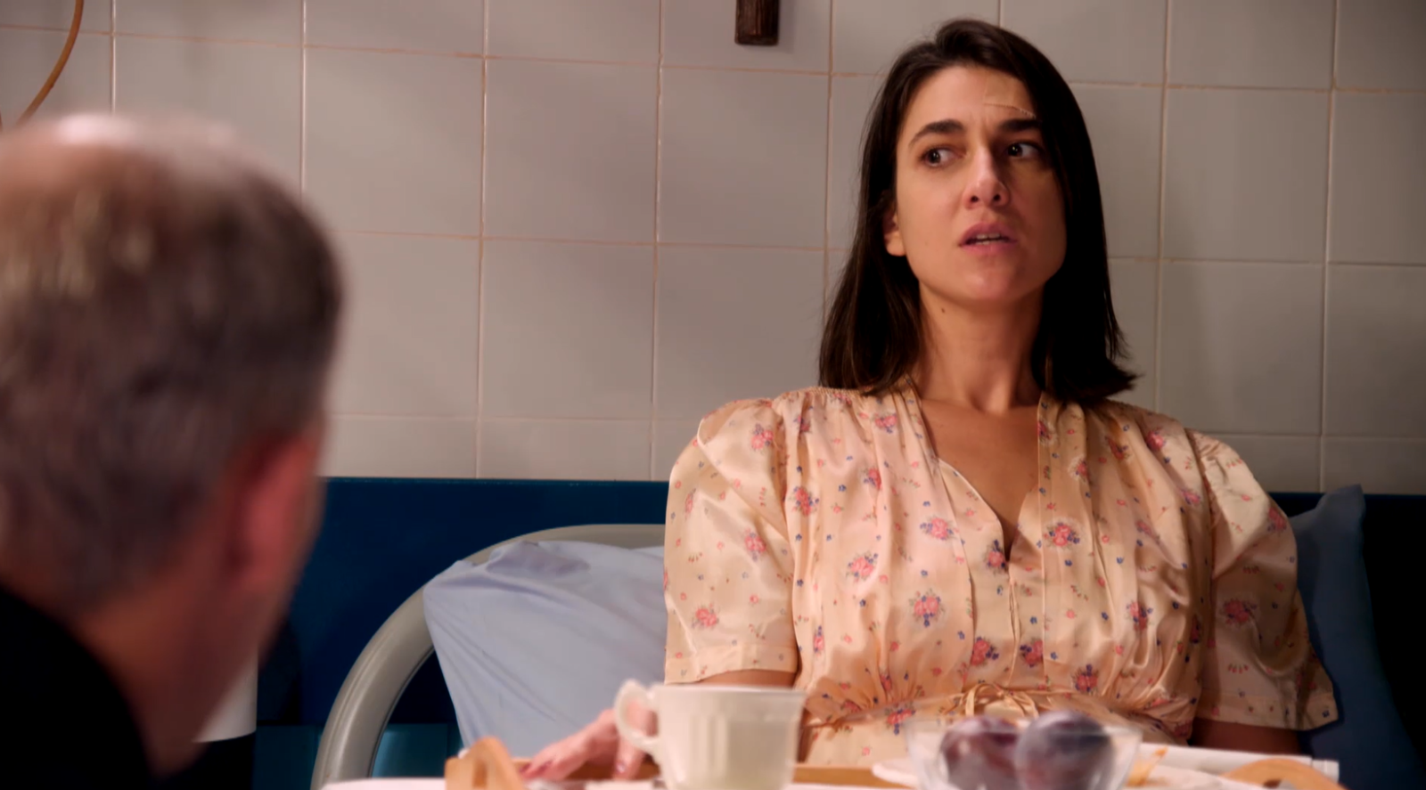 Doña Carla contrata a un periodista para que hable mal de los Garcés - Salón de té La Moderna | Ver