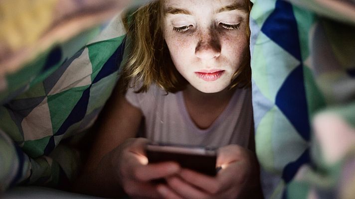 Telediario 1 - Italia bloqueará las tarjetas SIM de los móviles de los niños para evitar contenidos inapropiados