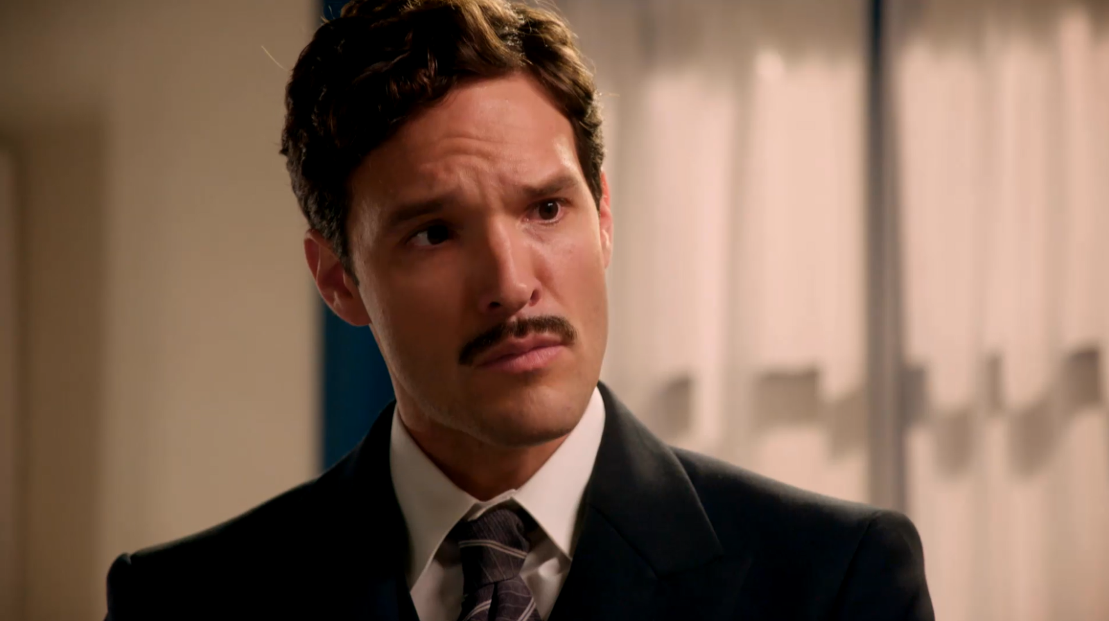 Íñigo y Carla tienen una fortísima discusión - Salón de té La Moderna | Ver