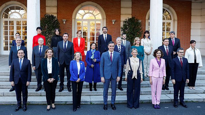 La hora de La 1 - El nuevo Gobierno se hace la foto de familia en La Moncloa