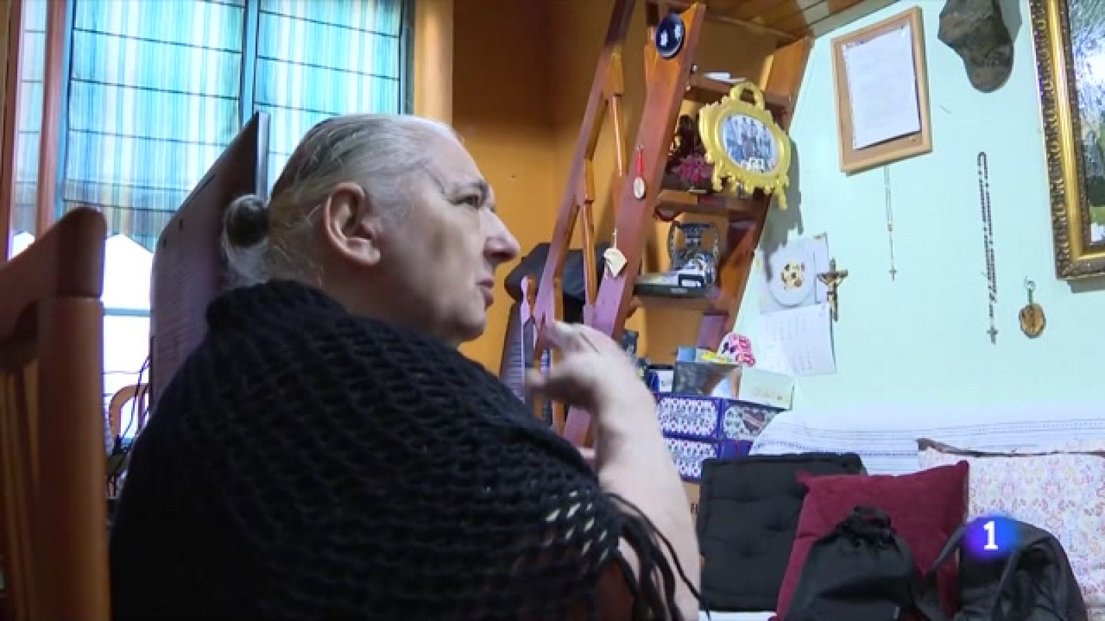 Ajornat el llançament d'una dona de 78 anys al Gòtic per un suposat impagament de 88 euros - L'Informatiu | Veure