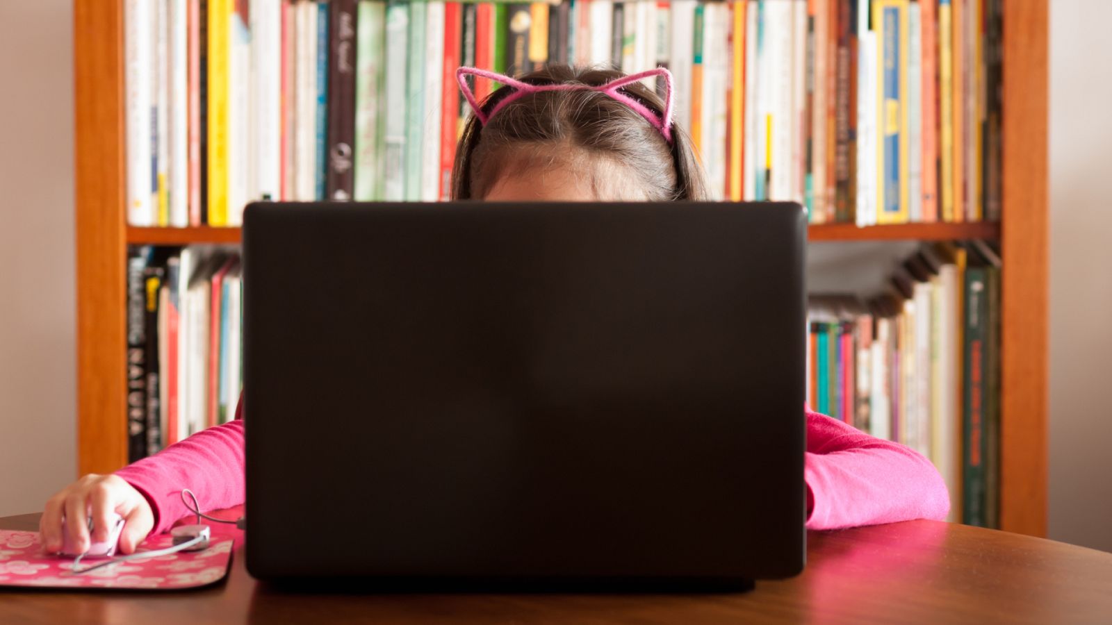 Una vigilancia tecnológica insuficiente para impedir que los menores accedan a contenidos inadecuados | Ver