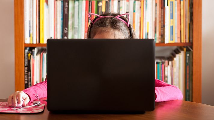 Telediario 1 - Una vigilancia tecnológica insuficiente para proteger a los menores en internet