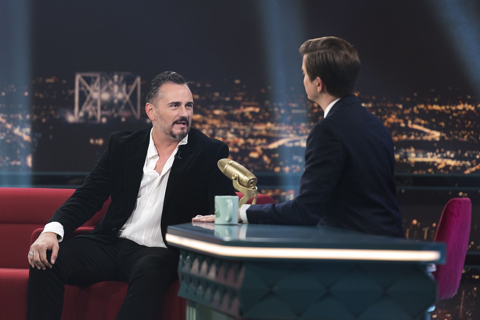 Asier Etxeandia en el Late Xou con Marc Giró