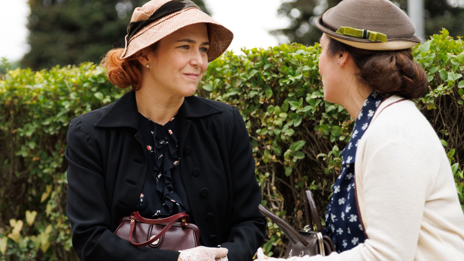 Antonia le entrega el dinero a Pilar - Salón de té La Moderna | Ver