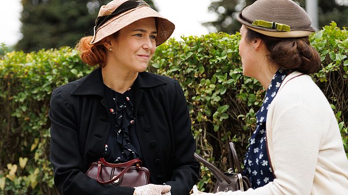 Salón de té La Moderna - Antonia le entrega el dinero a Pilar