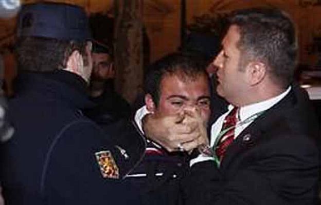  - Arrojan un zapato a Erdogan