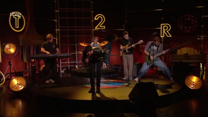 Culturas 2 - Perfecto Desorden interpreta 'Ilustre Parlanchín'