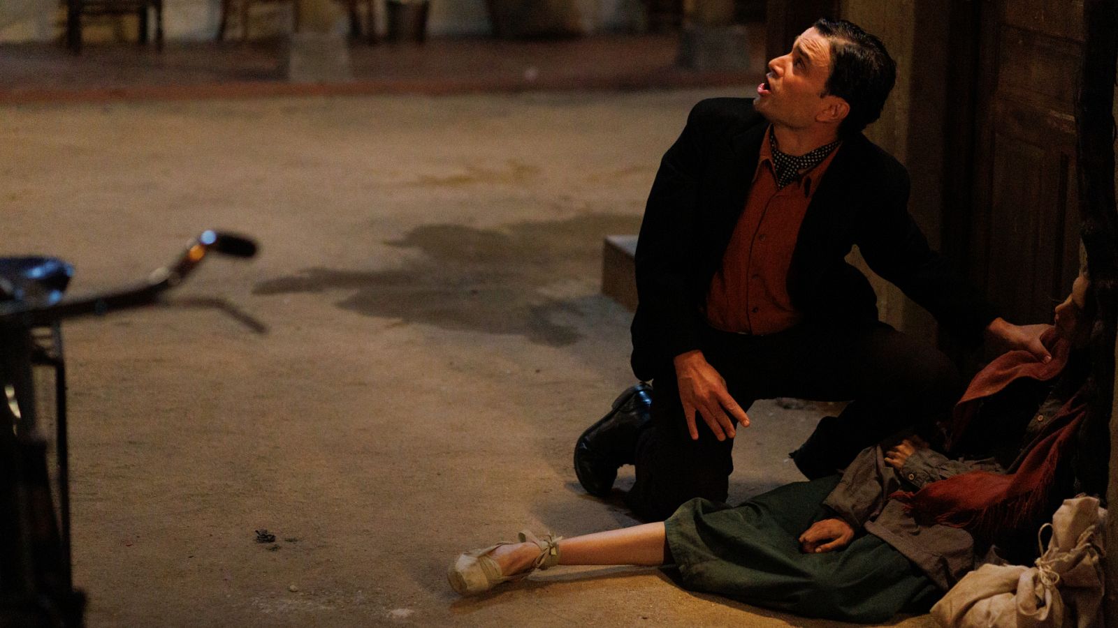 Marta aparece tirada en la corrala