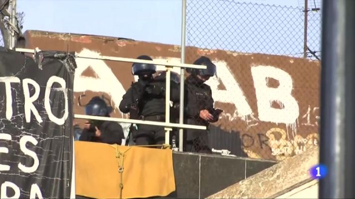 L'Informatiu - Els Mossos desallotgen 'El Kubo' i 'La Ruïna'