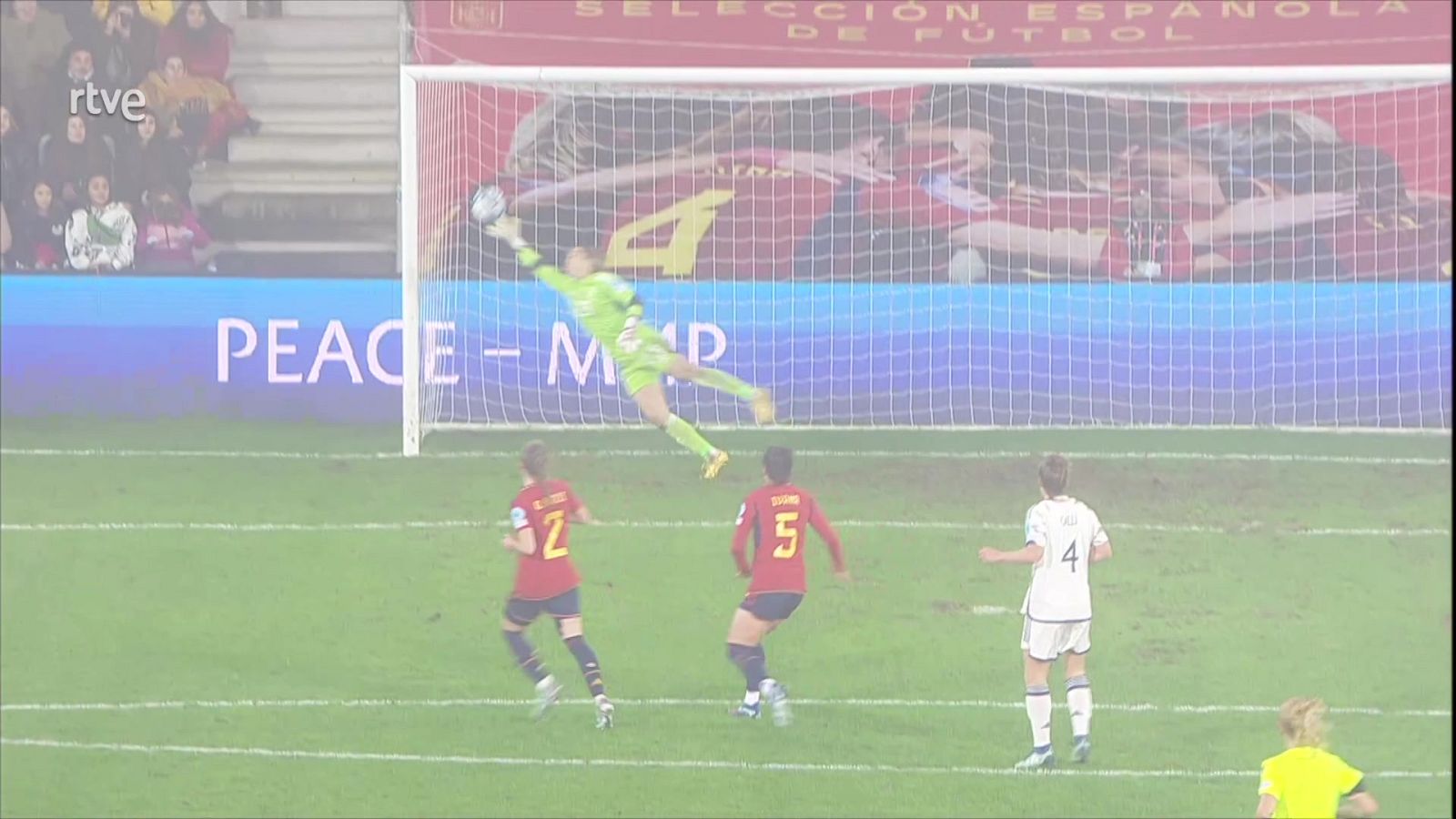 La brutal parada de Cata Coll que mantuvo con vida a España ante Italia