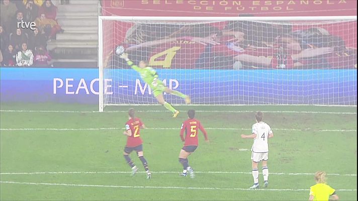 Fútbol - La brutal parada de Cata Coll que mantuvo con vida a España ante Italia