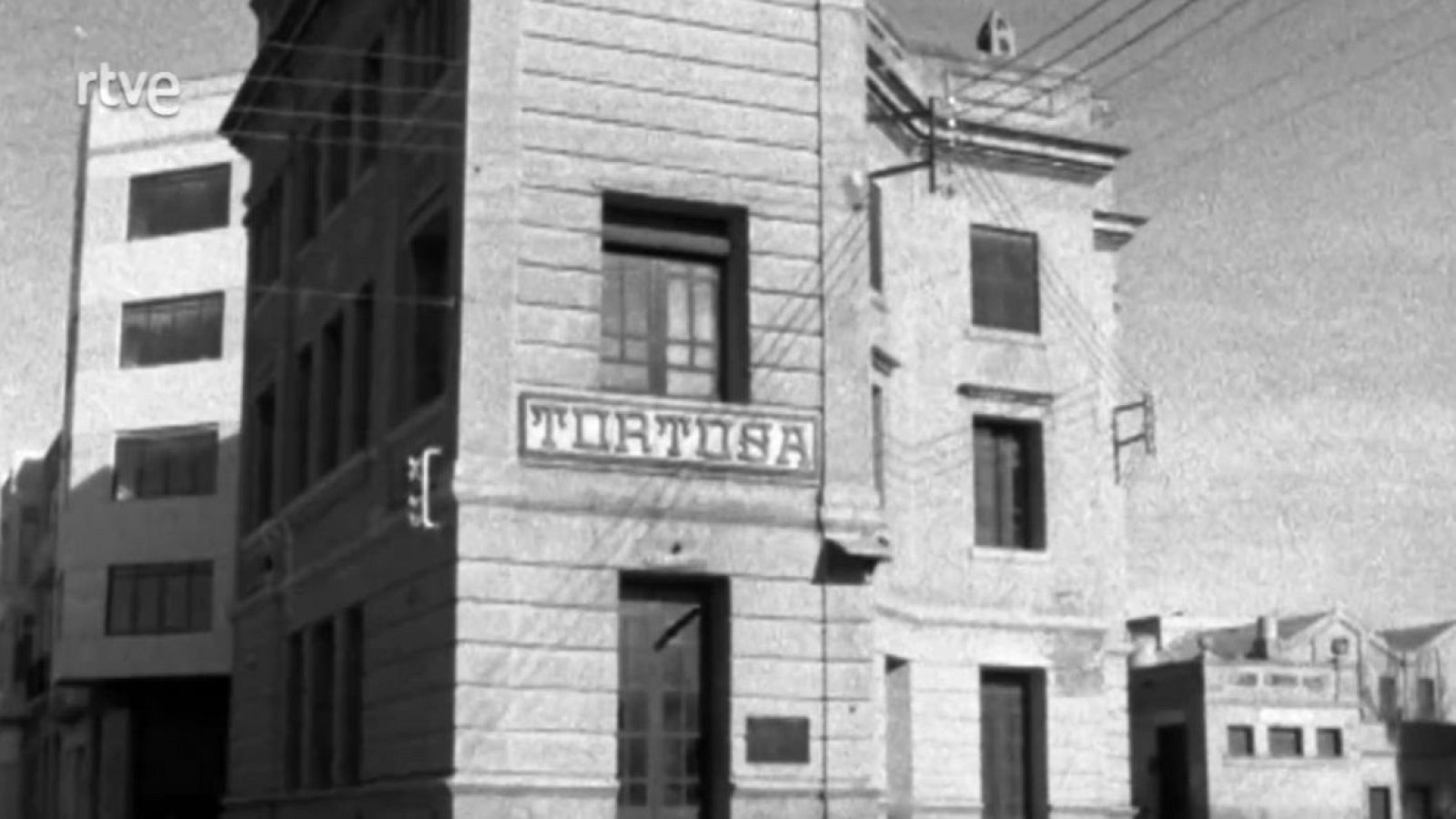 Tanquen el carrilet Tortosa-La Cava - Mare Nostrum - arxiu - Mare Nostrum | Veure