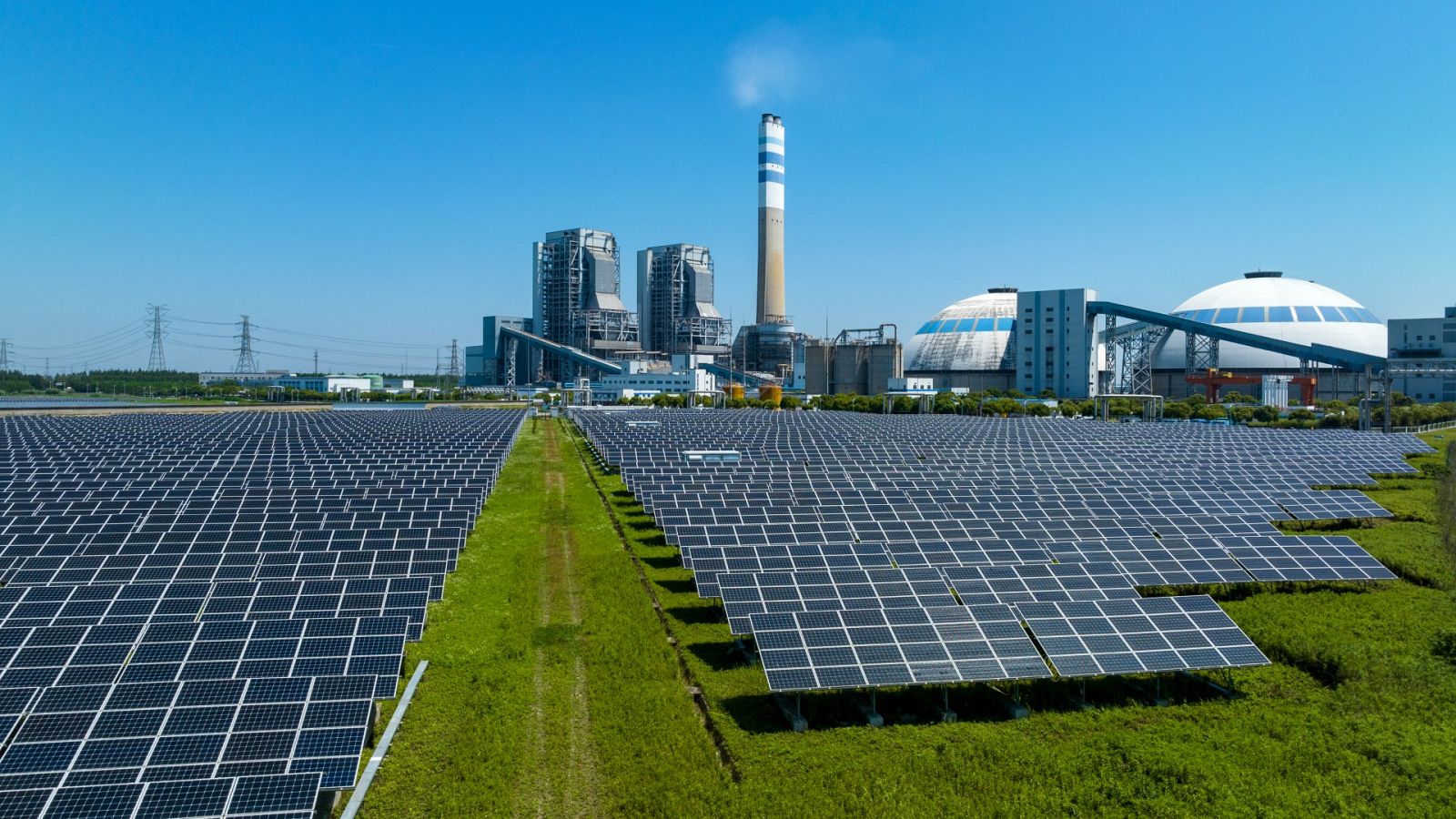 Acabar con los combustibles fósiles no es fácil. Los productores de carbón o petróleo se resisten, pero las energías verdes también necesitan materias primas que son escasas. Son los llamados minerales estratégicos y tierras raras.