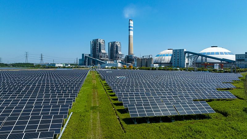 Acabar con los combustibles fósiles no es fácil. Los productores de carbón o petróleo se resisten, pero las energías verdes también necesitan materias primas que son escasas. Son los llamados minerales estratégicos y tierras raras.