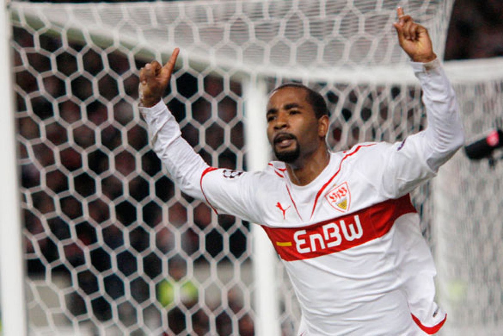 El brasileño nacionalizado alemán Cacau pone por delante al Stuttgart con un golazo de cabeza al rematar un balón largo al segundo palo de Victor Valdés.