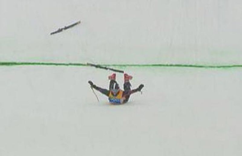 Doble caída y cómica llegada de Delgado | Ver