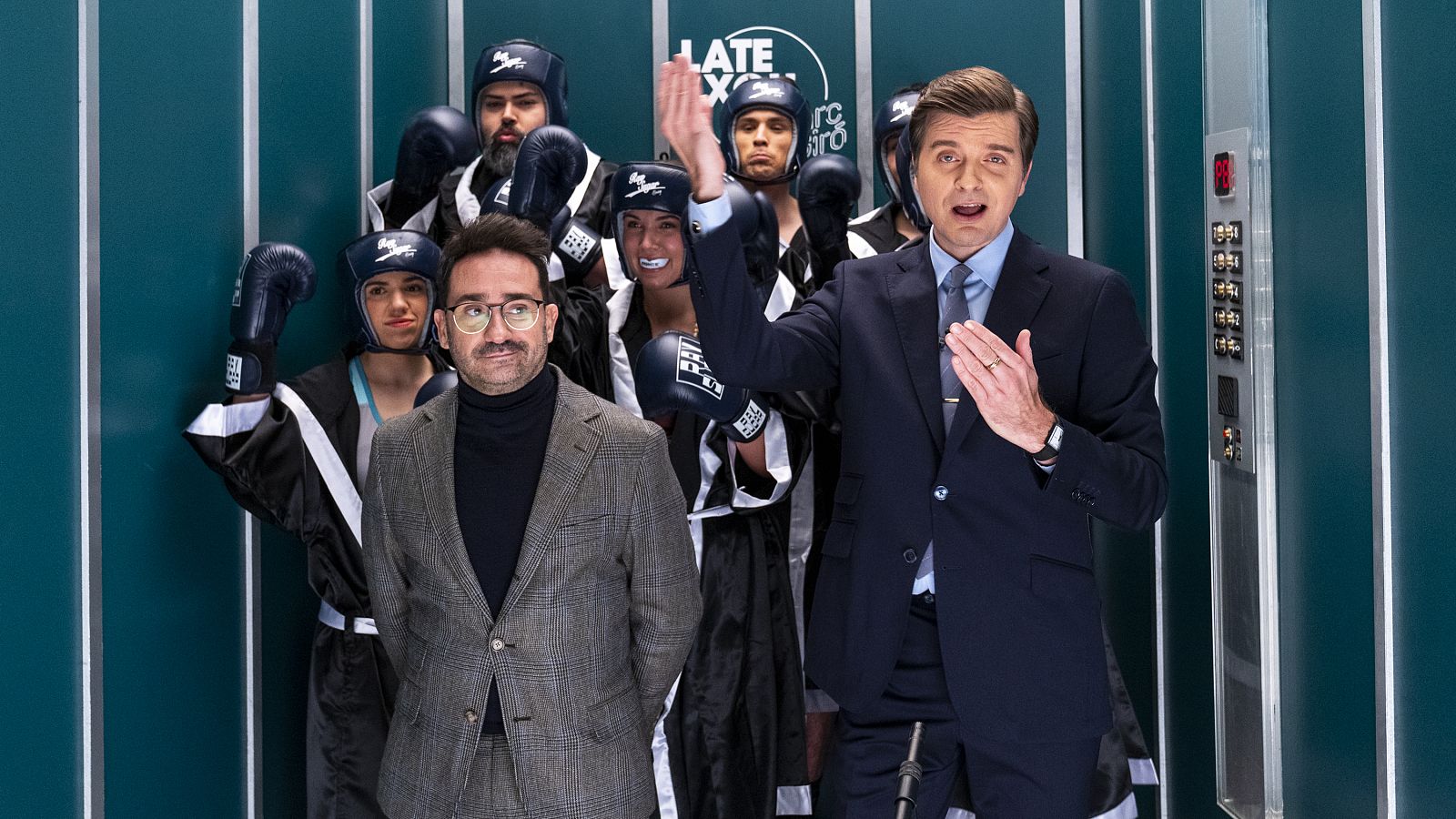El director de cine J.A. Bayona con Marc Giró en el ascensor del Late Xou