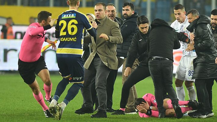 Fútbol - El presidente del Ankaragücü, Faruk Koca, asesta un puñetazo al árbitro Halil Umut Meler
