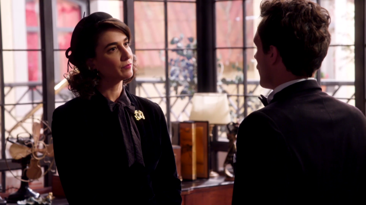 Salón de té La Moderna - Matilde se esconde de Carla en el apartamento de Íñigo