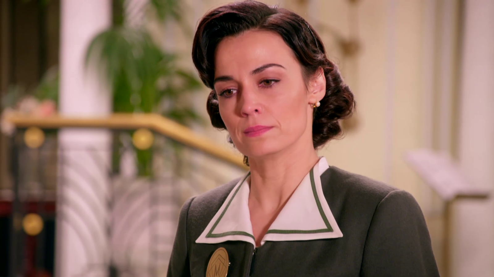 Teresa le da la terrible noticia de Aquiles a Miguel