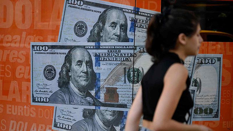 El Gobierno argentino ha anunciado una devaluación oficial del 50% en la moneda del país y un paquete de "urgencia" con eje en el recorte del gasto público, cuyo objetivo es estabilizar la macroeconomía y evitar una hiperinflación.