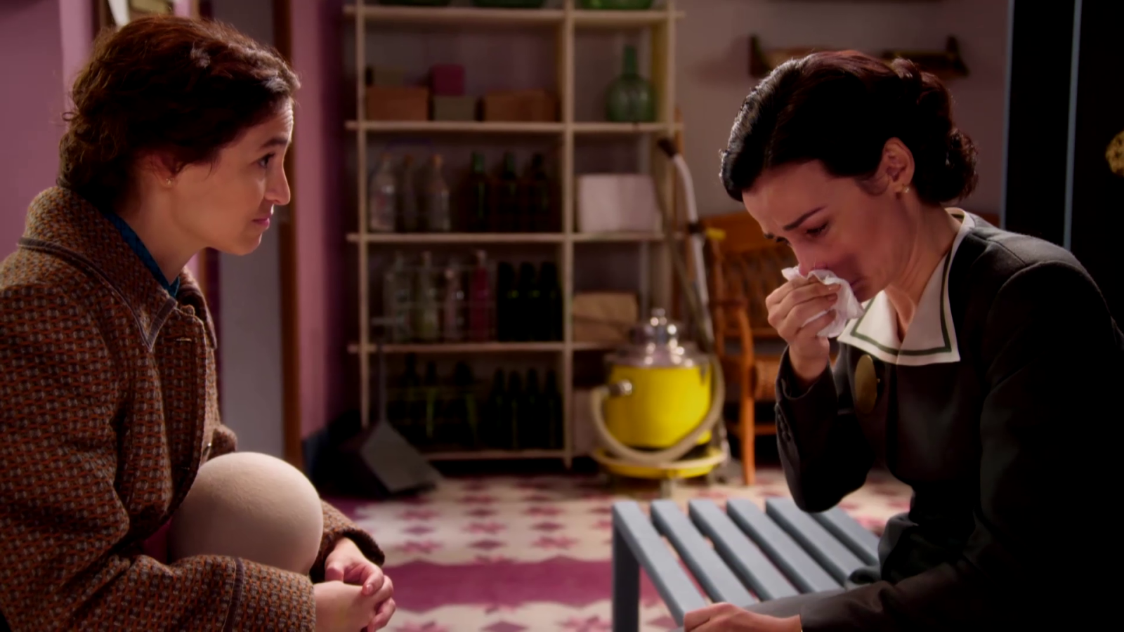 Teresa le cuenta a Trini que Miguel no ha sido cura