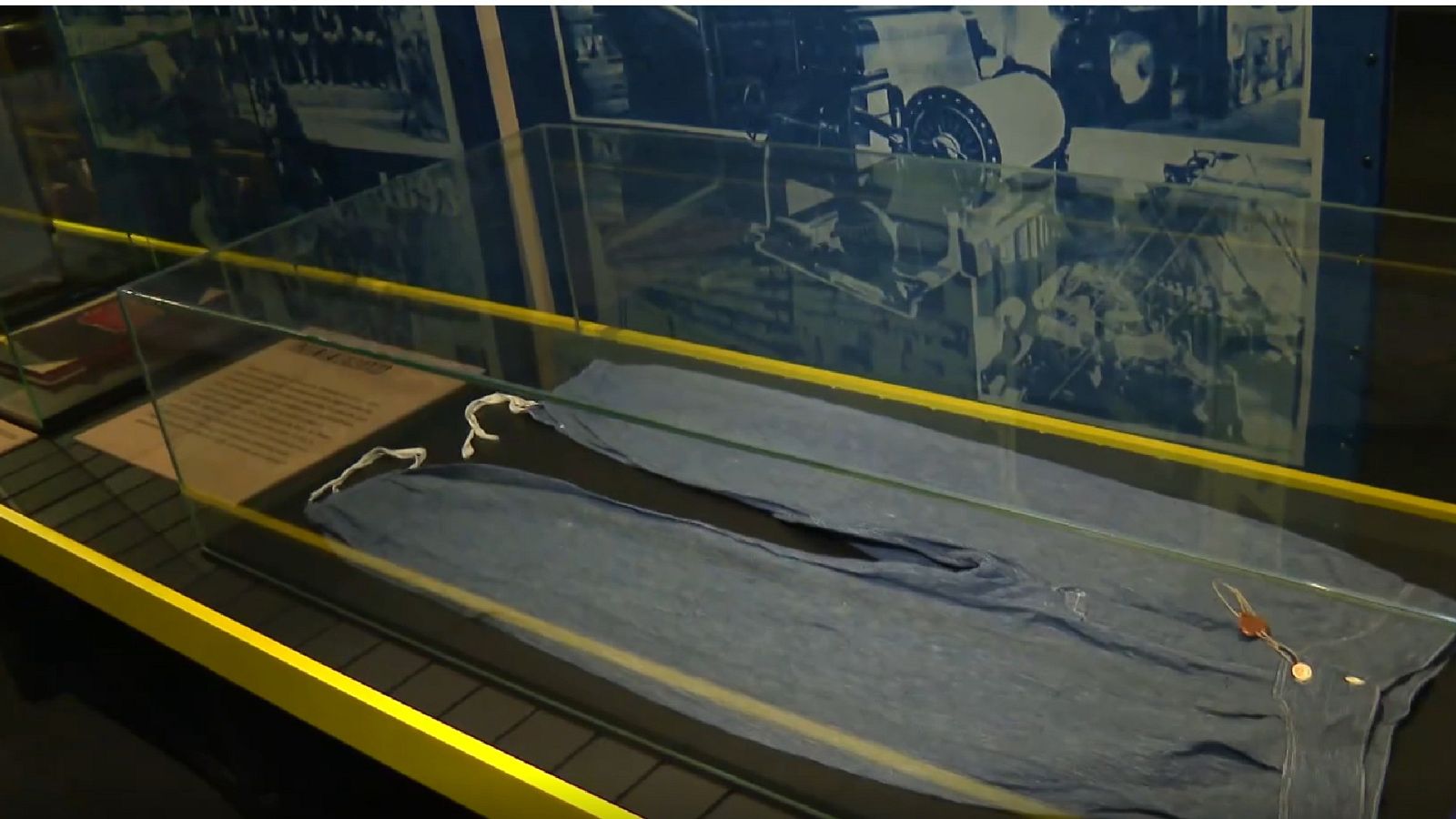 'Jeans, de la calle al Ritz', una exposición en el Museo del Traje que recorre la historia de los famosos vaquero