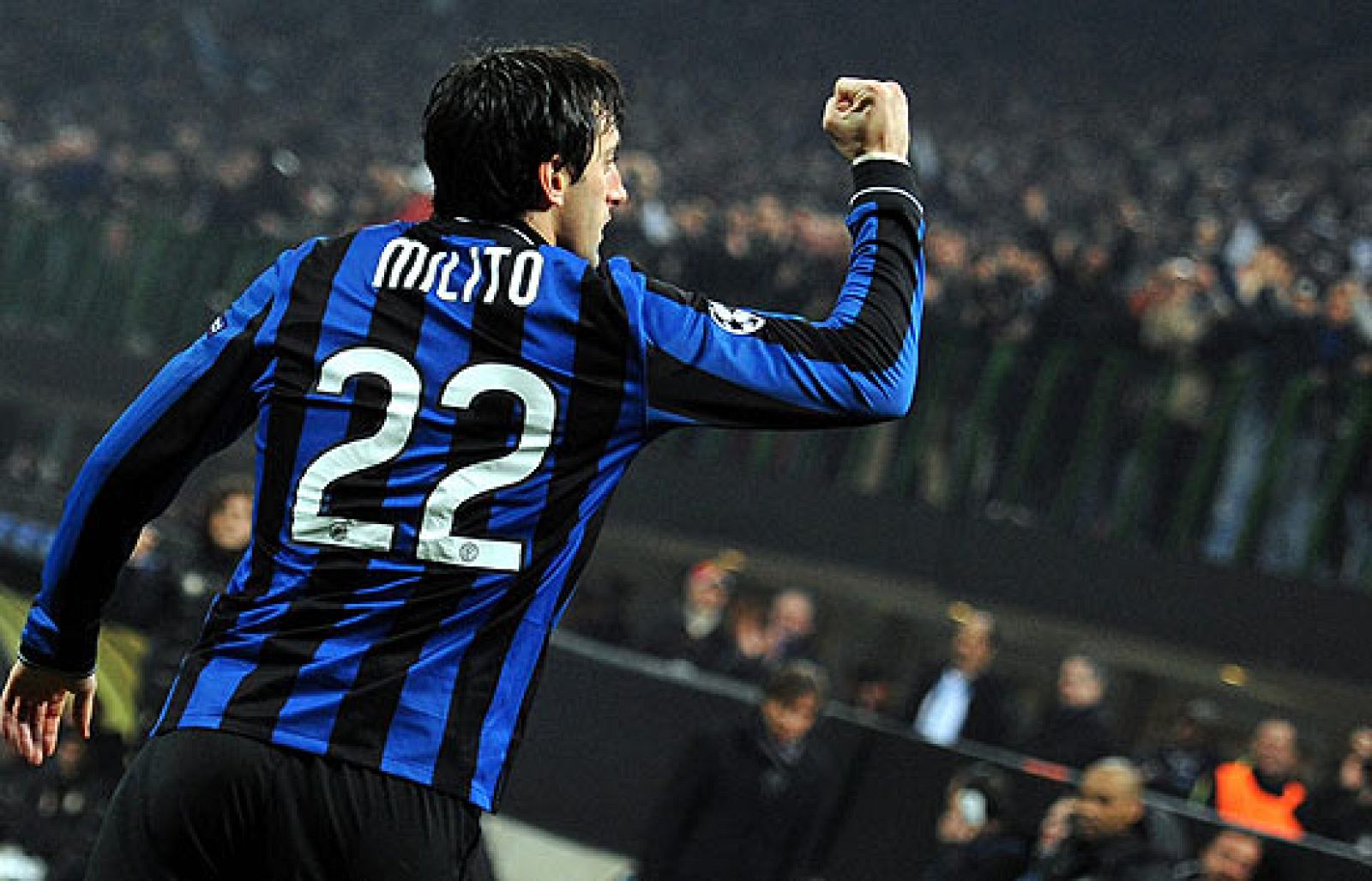 Los goles de Milito y Cambiasso aventajan al Inter de Milan ante el Chelsea, que deja la eliminatoria abierta gracias al gol de Kalou.